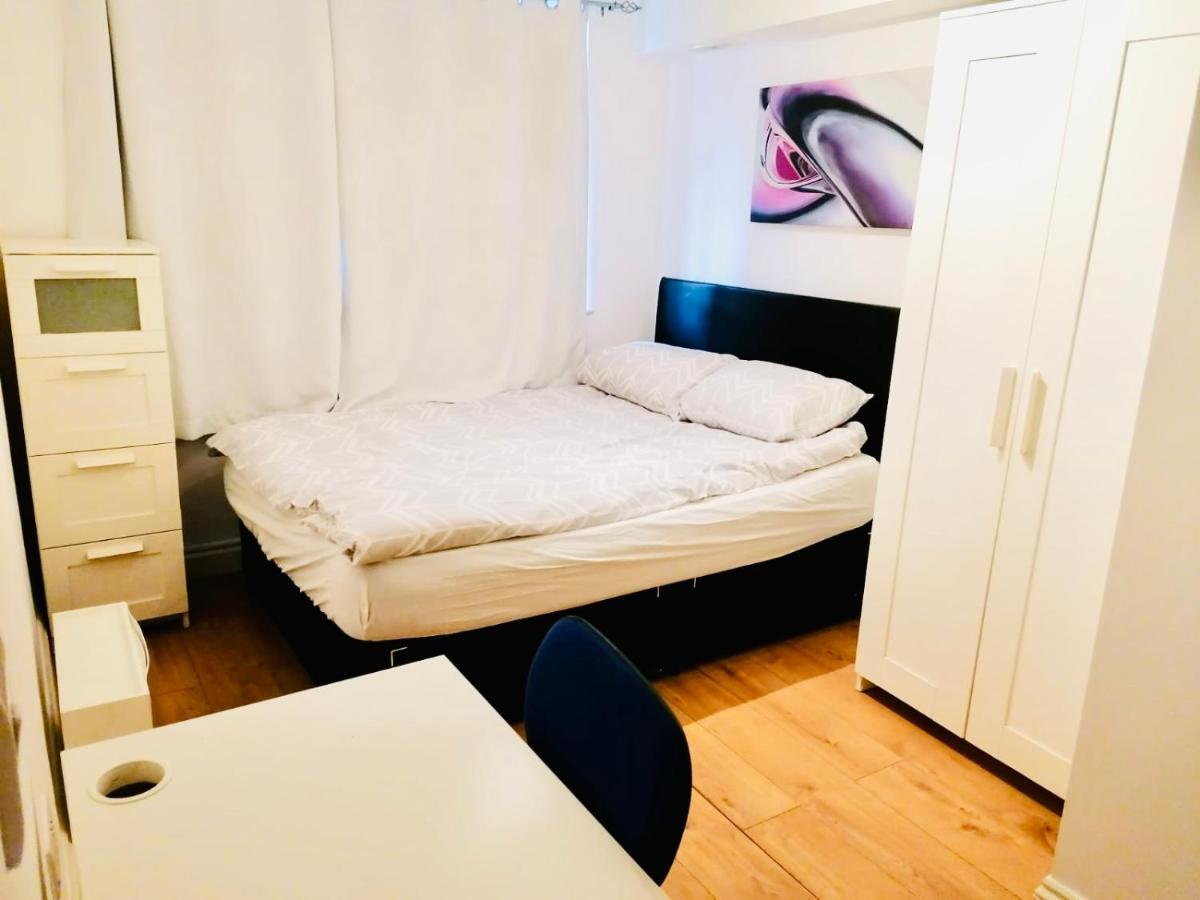 6 Bed House 3 Bathrooms Good Transport Links To London, Free Parking Apartment *