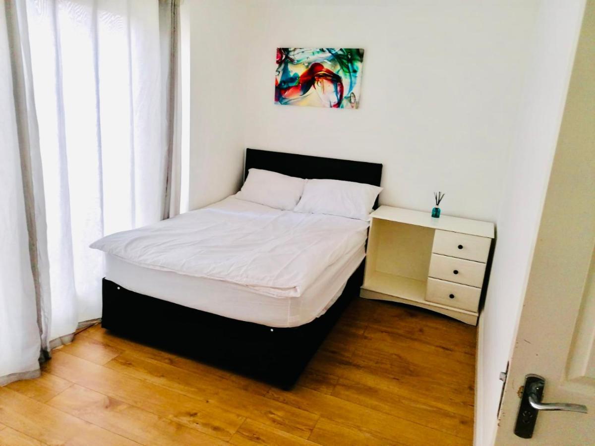 6 Bed House 3 Bathrooms Good Transport Links To London, Free Parking Apartment