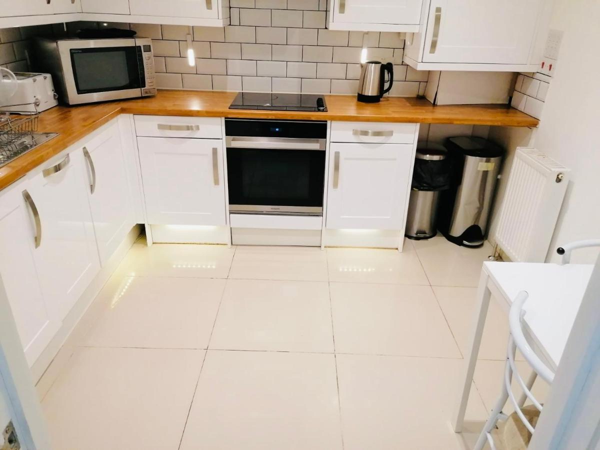 6 Bed House 3 Bathrooms Good Transport Links To London, Free Parking * London