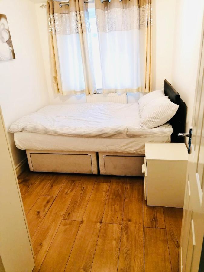 Apartment 6 Bed House 3 Bathrooms Good Transport Links To London, Free Parking London