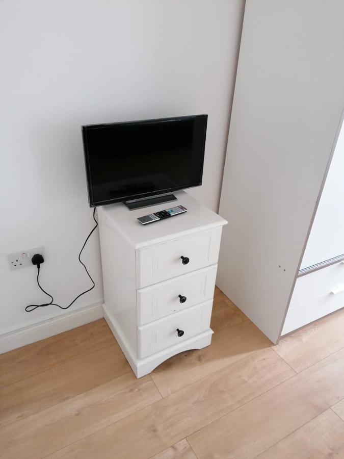 6 Bed House 3 Bathrooms Good Transport Links To London, Free Parking Apartment
