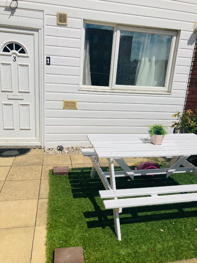 6 Bed House 3 Bathrooms Good Transport Links To London, Free Parking London