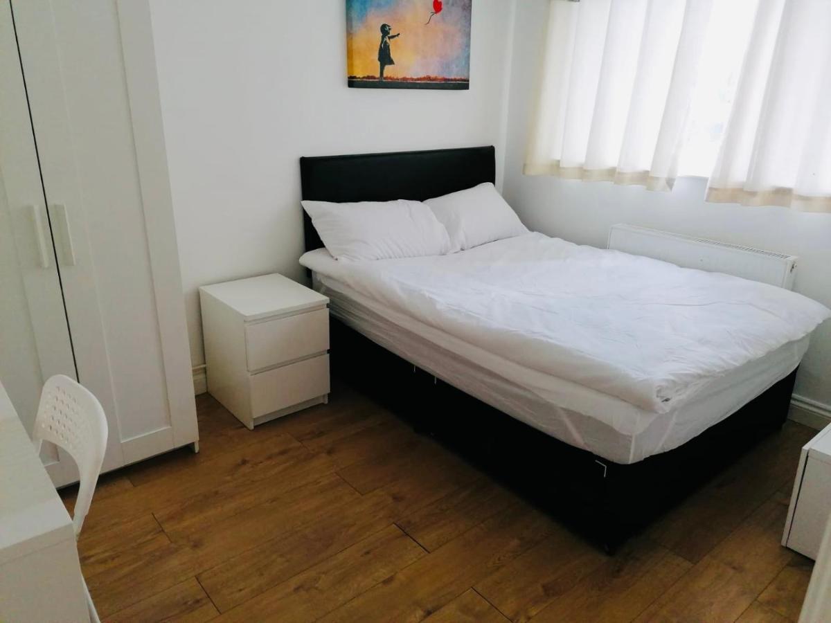 6 Bed House 3 Bathrooms Good Transport Links To London, Free Parking * London