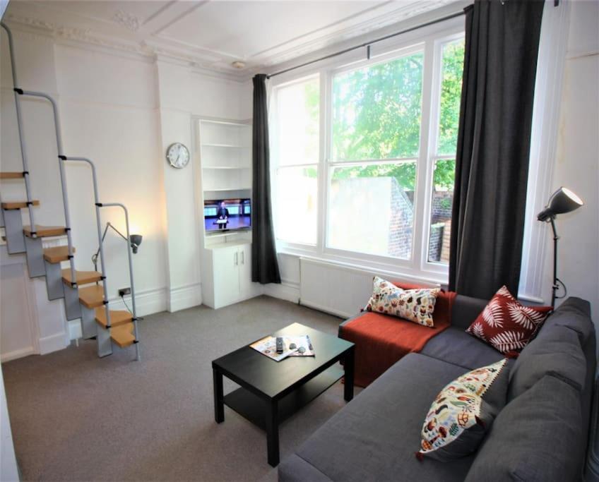 Well Appointed Garden In Kensington Olympia Apartment *