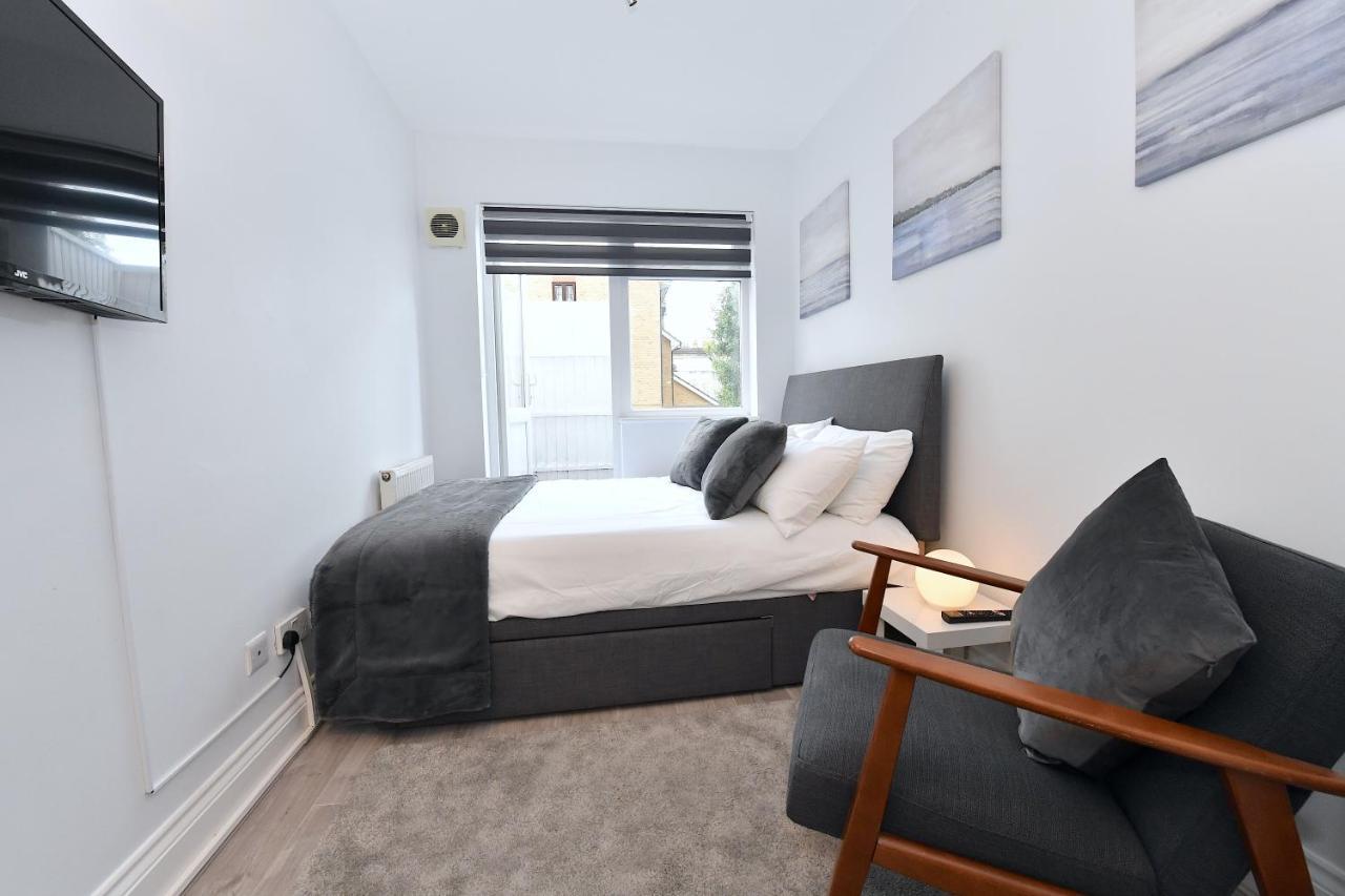 Studios: Line Convenience Near Westfield *