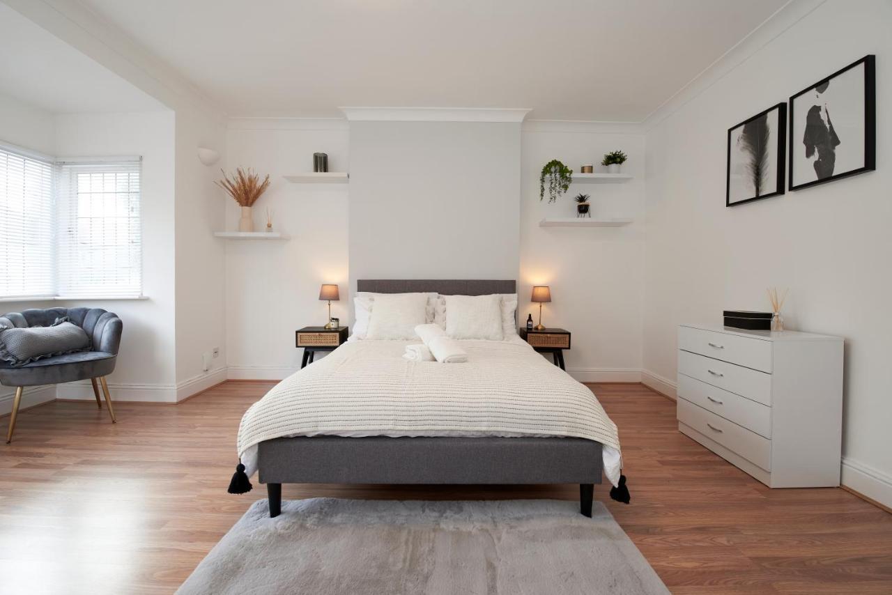 Excellent, Three Bedroom North With Free Parking Apartamento