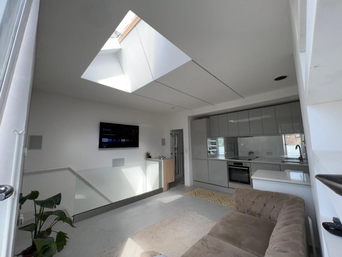 Stunning Contemporary 2 Bed With Parking Apartment *