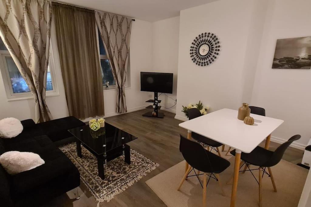 Luxury 1 Bedroom Flat In The Heart Of Wood London