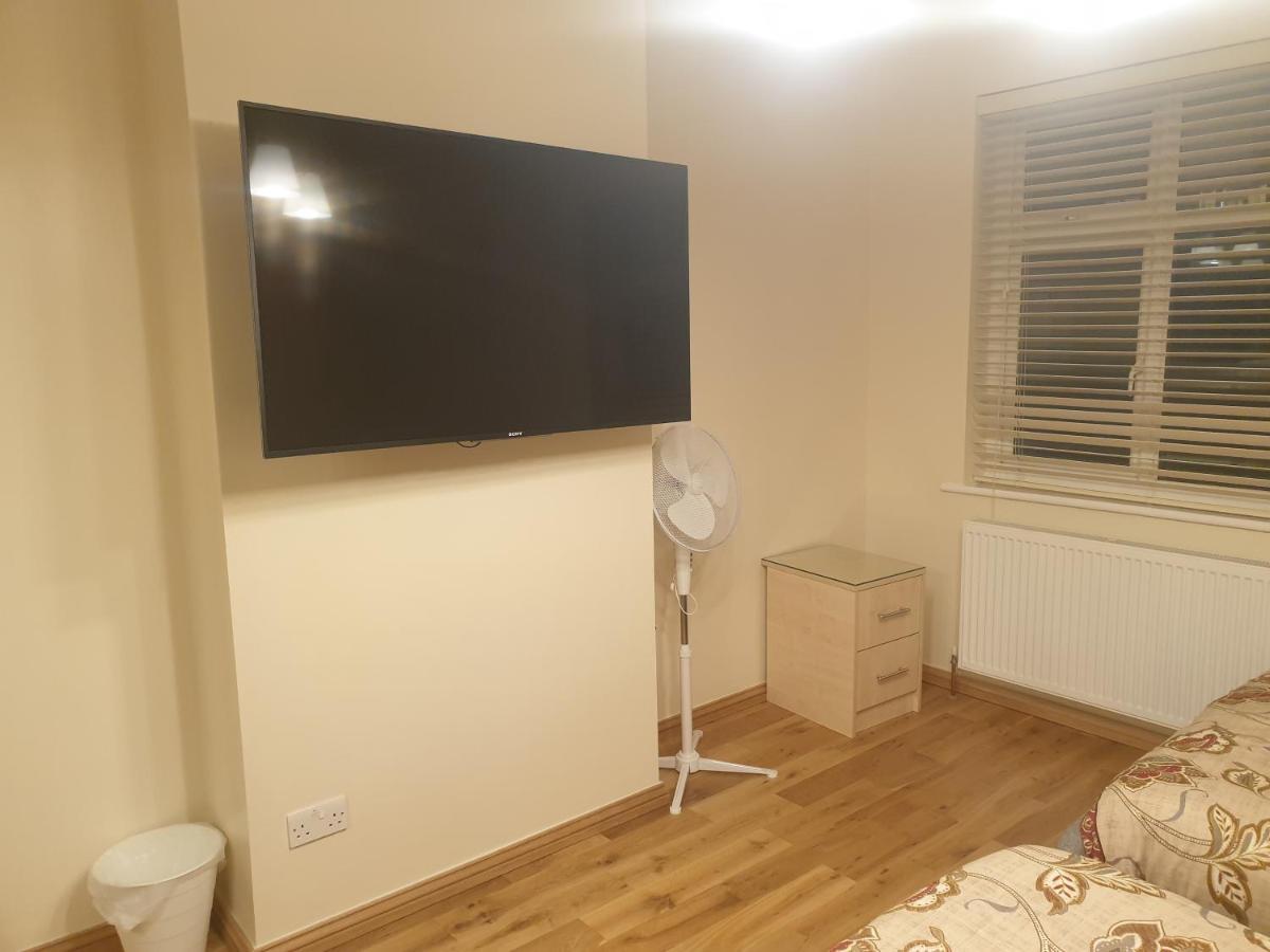 Luxury 3 Bedroom Flat 1min Walk From Underground, With Free Parking Sleeps X10 London