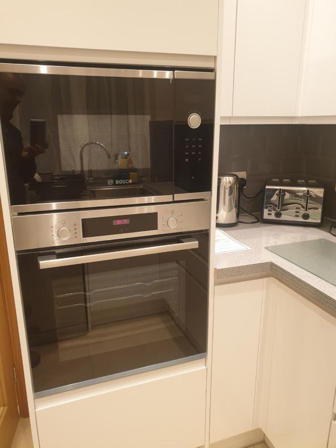 Luxury 3 Bedroom Flat 1min Walk From Underground, With Free Parking Sleeps X10 Apartment *