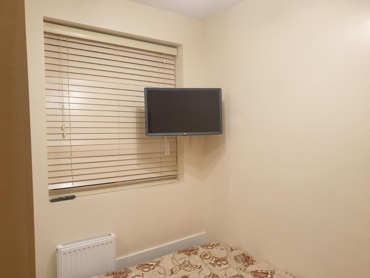 Apartment Luxury 3 Bedroom Flat 1min Walk From Underground, With Free Parking Sleeps X10