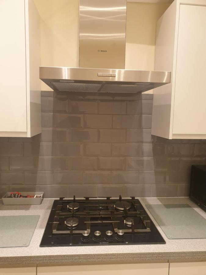 Luxury 3 Bedroom Flat 1min Walk From Underground, With Free Parking Sleeps X10 London