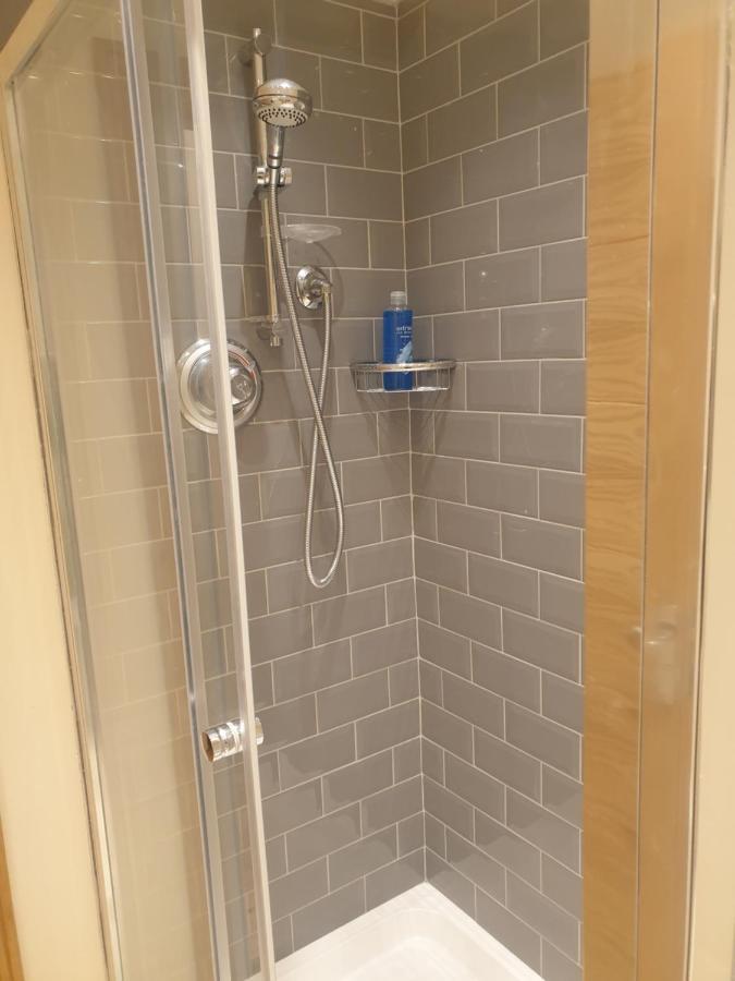 Luxury 3 Bedroom Flat 1min Walk From Underground, With Free Parking Sleeps X10 Apartment *