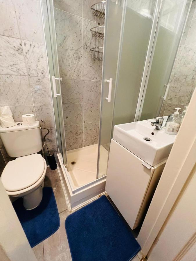 F12- Spacious 2nd Floor Flat Fits 3 Near Paddington Apartment *