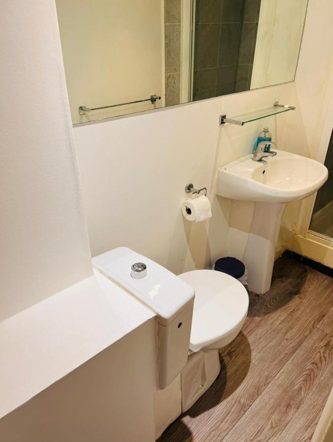 F10- Mezzanine 1st Floor Flat Fits 3 Near Paddington Apartment *