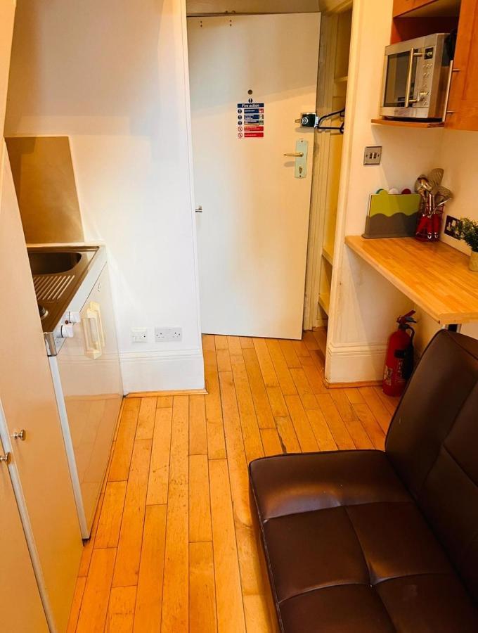 F10- Mezzanine 1st Floor Flat Fits 3 Near Paddington Apartment