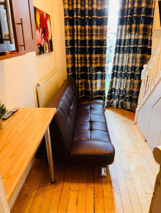 F10- Mezzanine 1st Floor Flat Fits 3 Near Paddington London