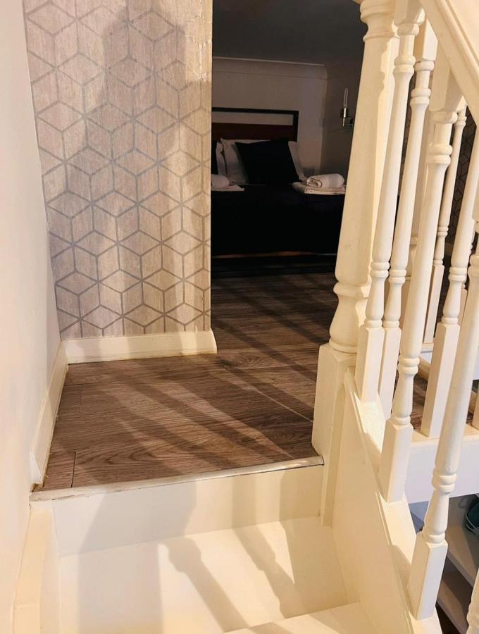 F10- Mezzanine 1st Floor Flat Fits 3 Near Paddington