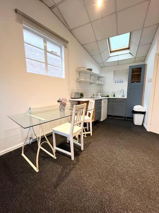 Apartment Cosy Apt 5mins Walk From Station