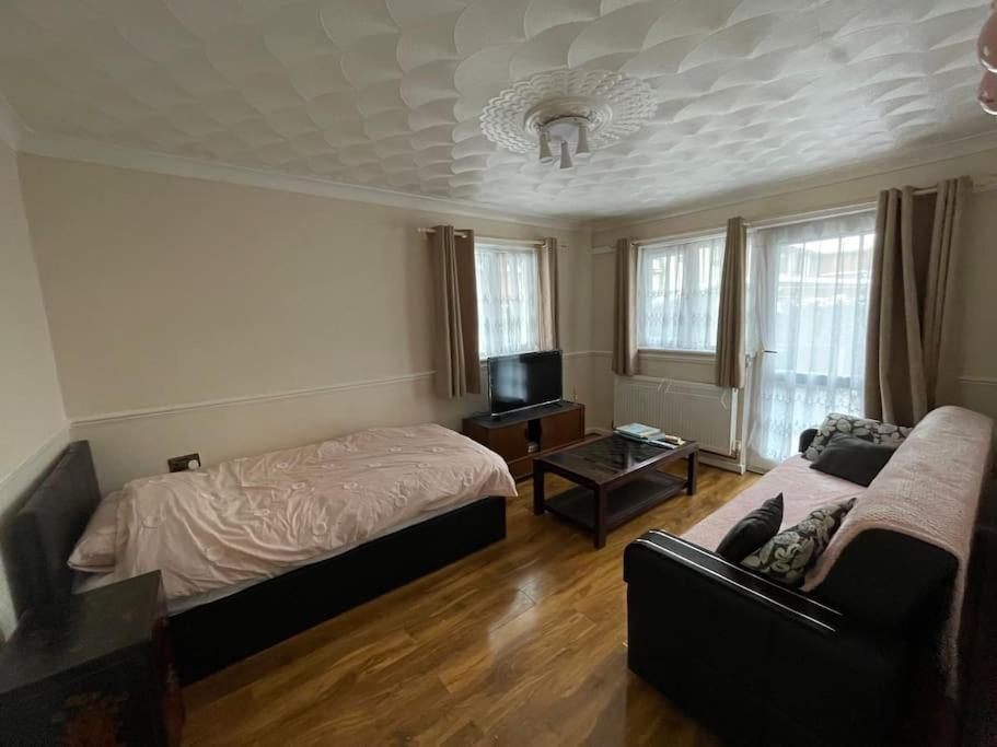 Spacious Bungalow In London, Near Central London, The Excel Centre And The O2, Ideal For Families Casa de férias