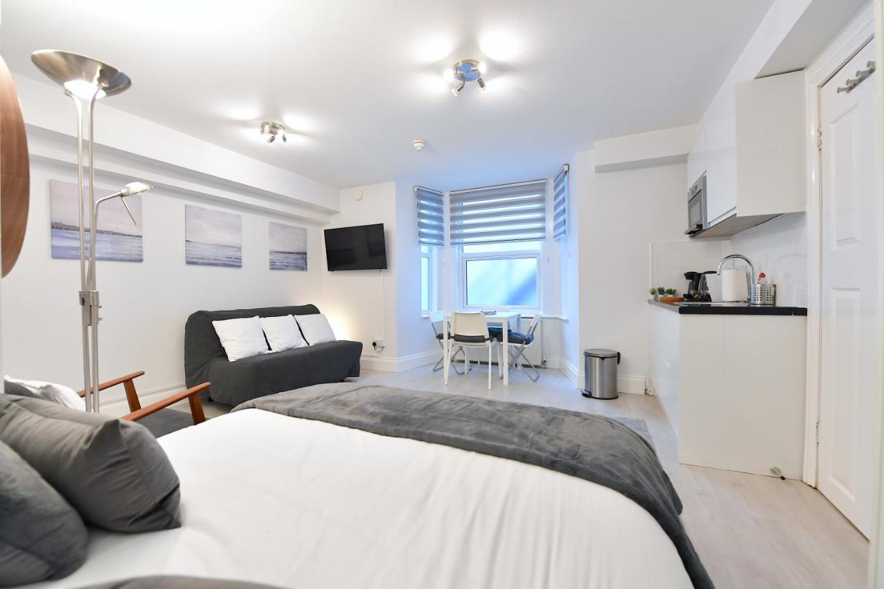 Studios: Line Convenience Near Westfield * London