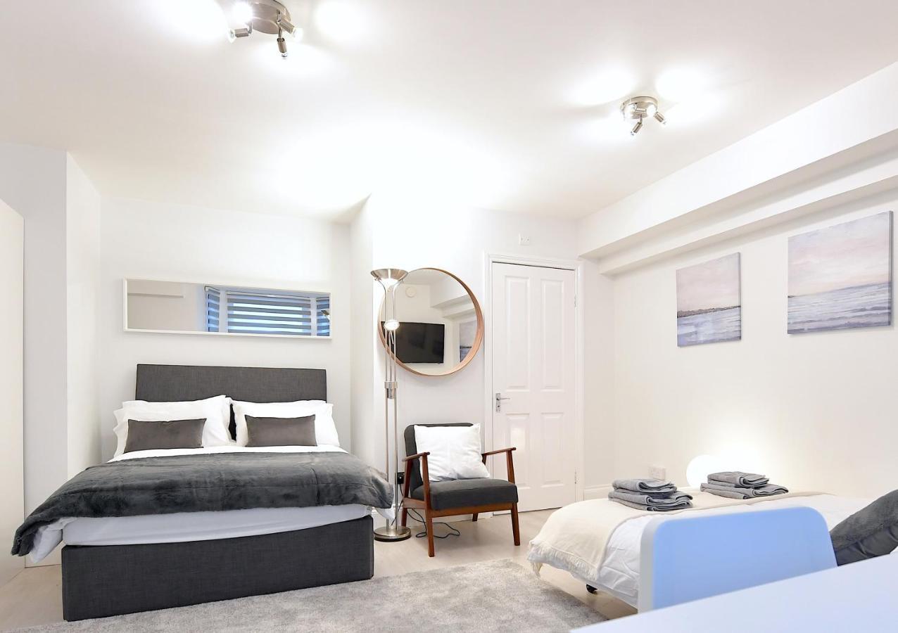 Studios: Line Convenience Near Westfield *