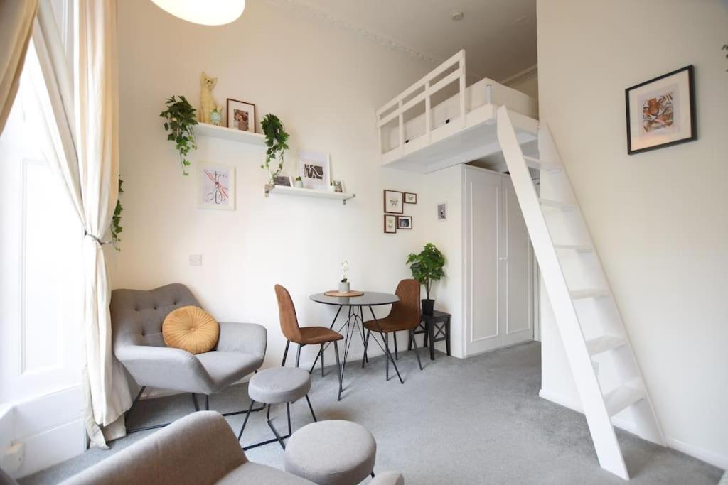 Fabulous Studio Camden Apartment