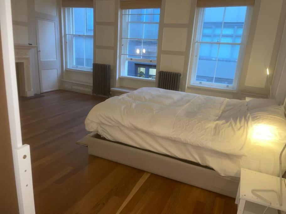 Spacious 2 Bedroom In The Heart Of Soho. * London