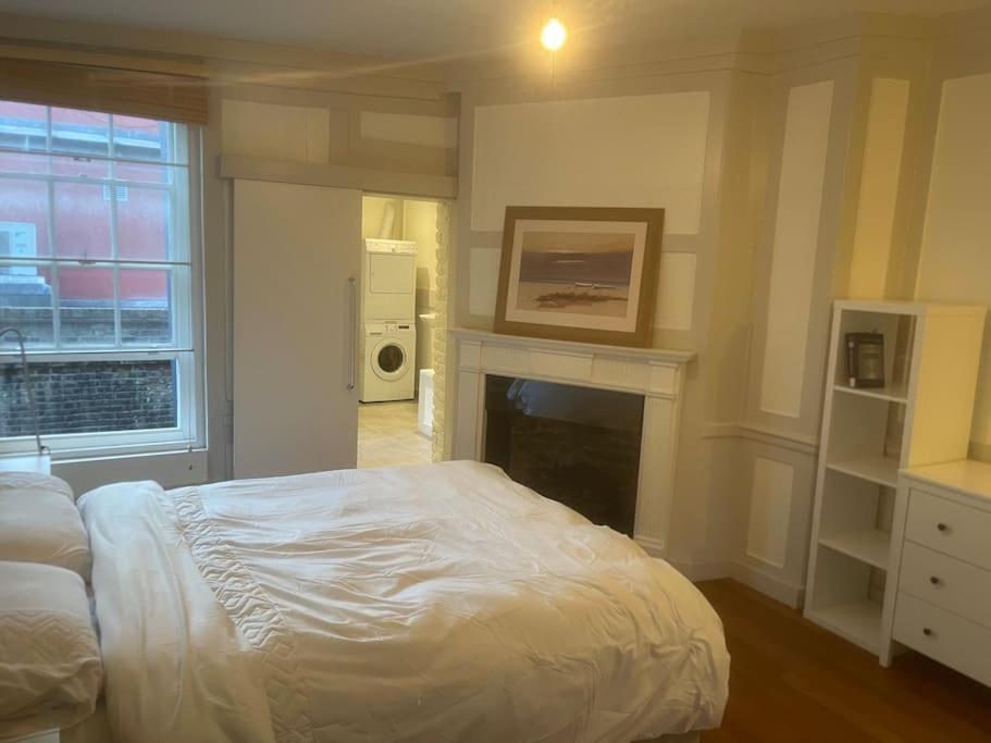 Spacious 2 Bedroom In The Heart Of Soho. *