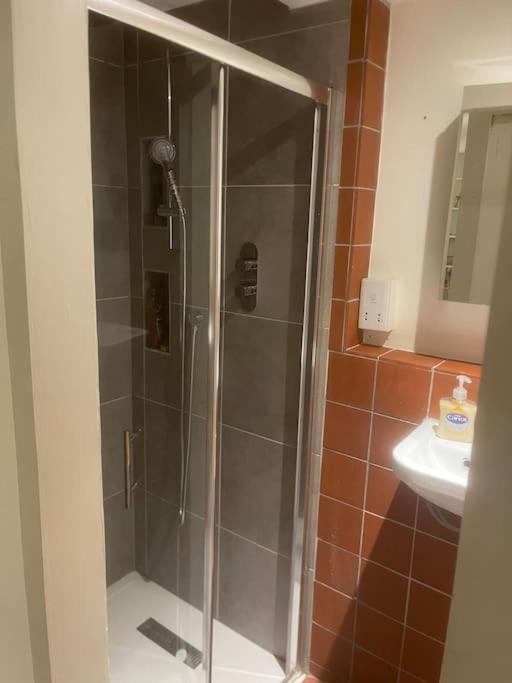 Spacious 2 Bedroom In The Heart Of Soho. *