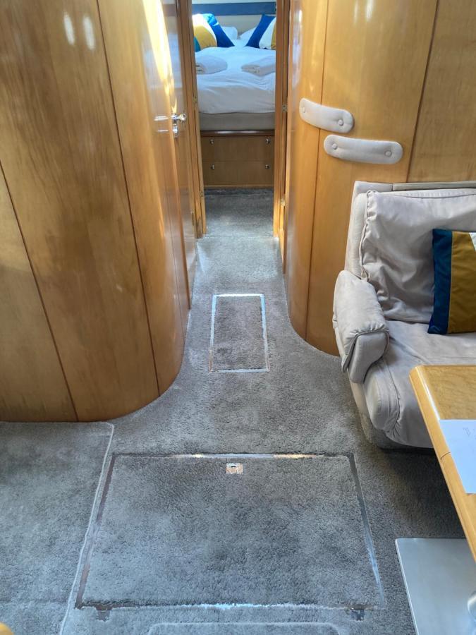 Entire Boat At St Katherine Docks 2 Available Select Using Options * Londres