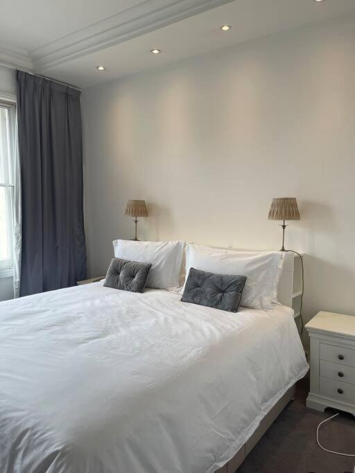 Apartment Stunning Grand 2 Bed, 2 Bath Apartment, *