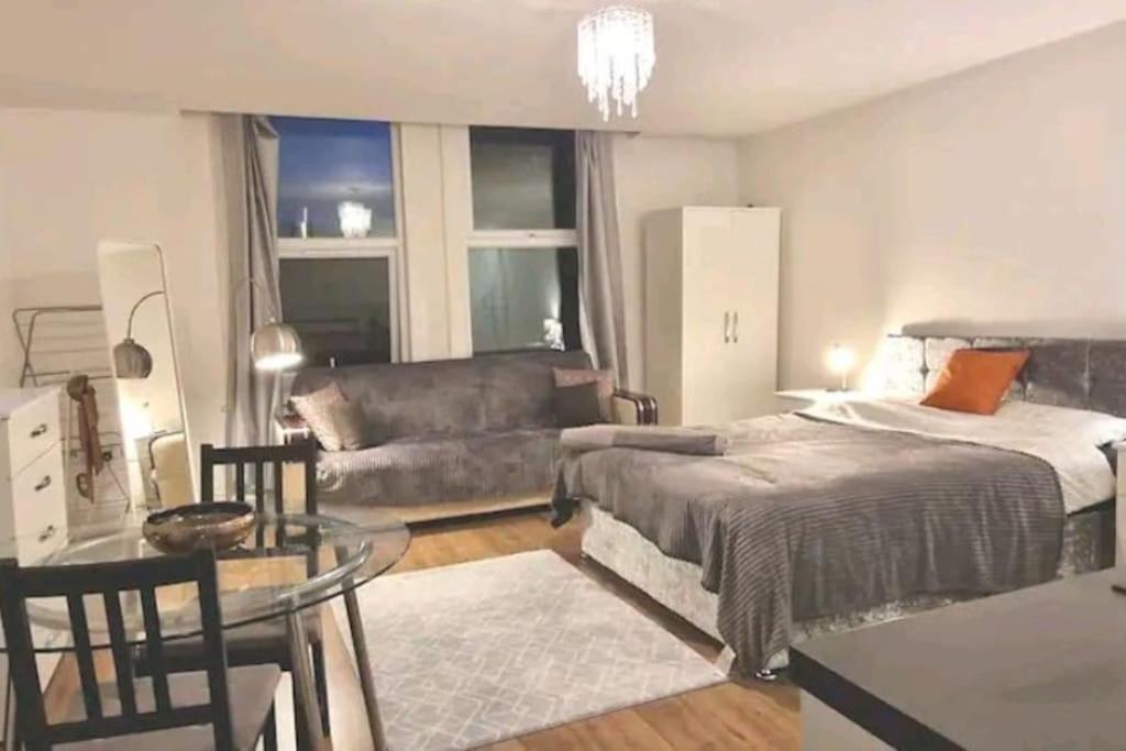 Private Spacious Studio Ealing 2 Mins From Tube