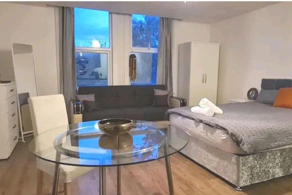 Private Spacious Studio Ealing 2 Mins From Tube *