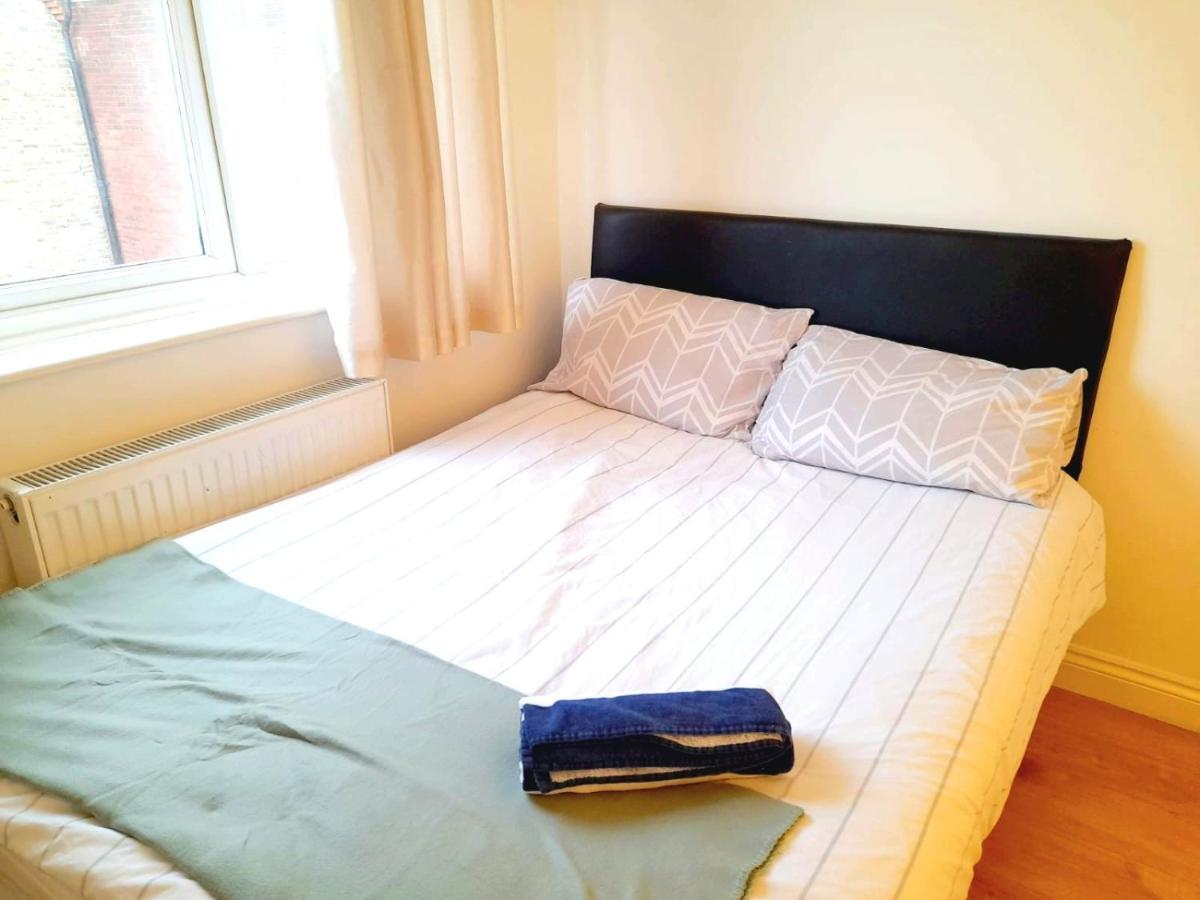 6 Bed House 3 Bathrooms Good Transport Links To London, Free Parking London