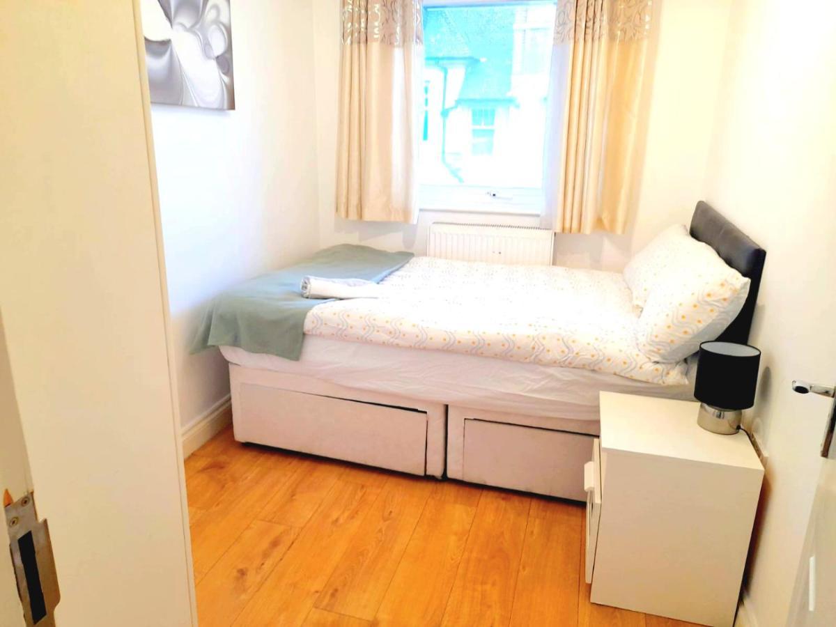 6 Bed House 3 Bathrooms Good Transport Links To London, Free Parking London