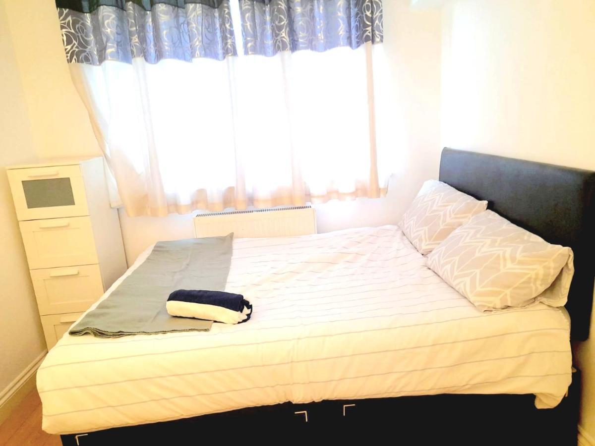 6 Bed House 3 Bathrooms Good Transport Links To London, Free Parking Apartment London