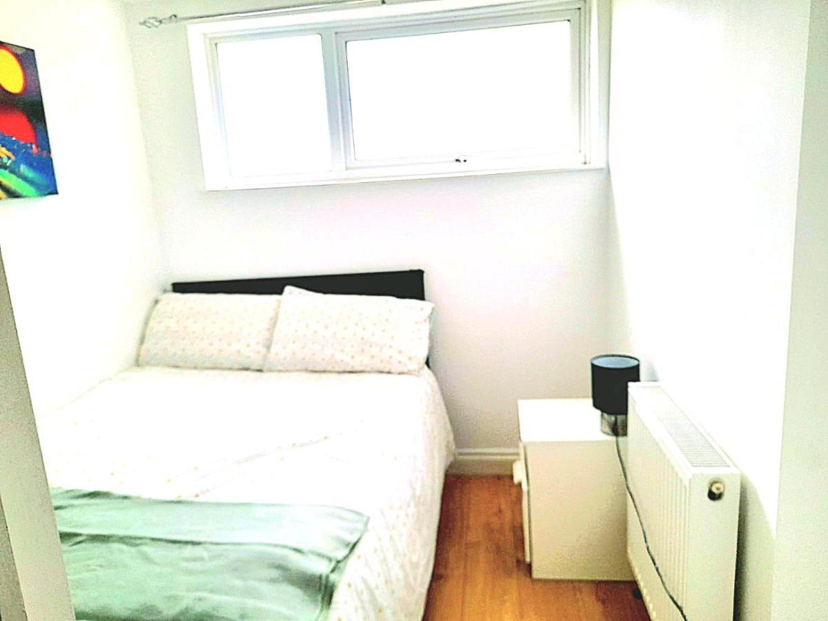 6 Bed House 3 Bathrooms Good Transport Links To London, Free Parking London