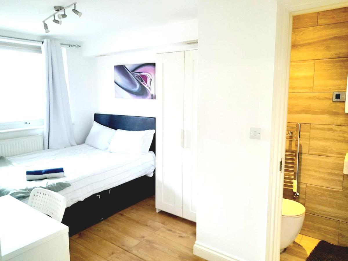 6 Bed House 3 Bathrooms Good Transport Links To London, Free Parking