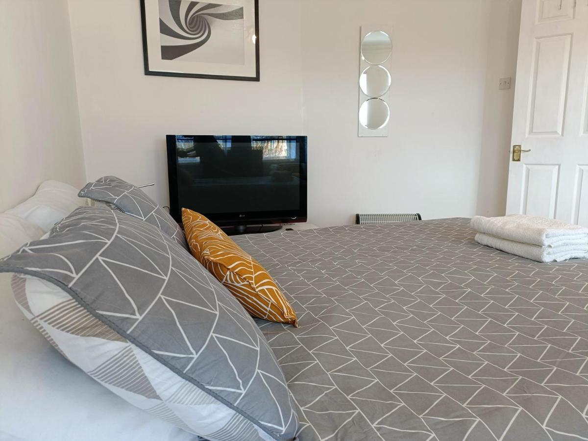2 Bed Functional House Close To Manor Park Train Station