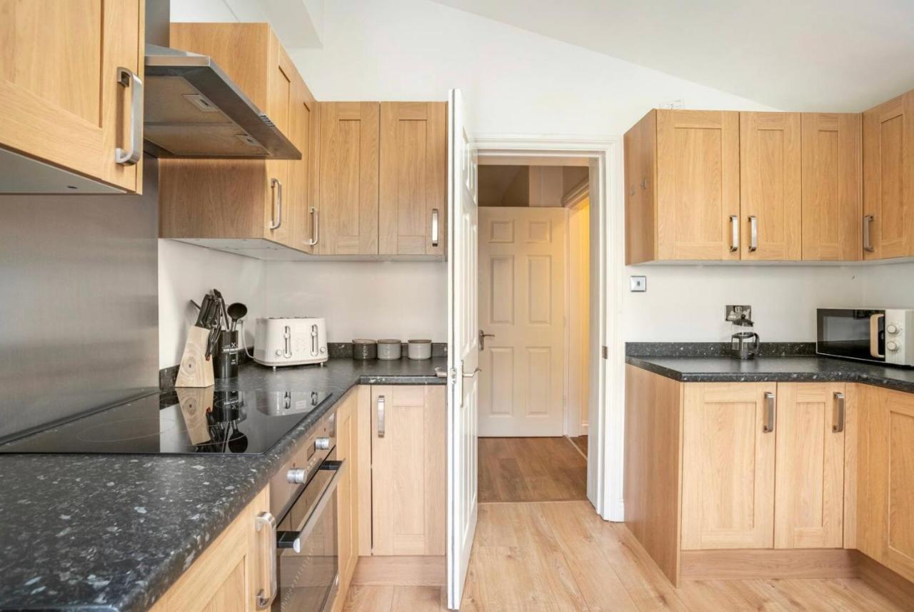 Holiday home 2 Bed Terraced House With Loft In Stratford London