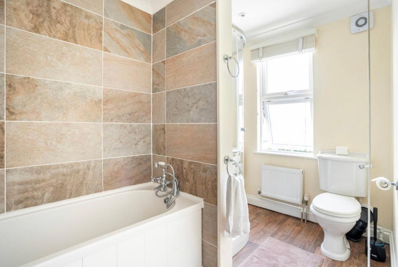 Holiday home 2 Bed Terraced House With Loft In Stratford London