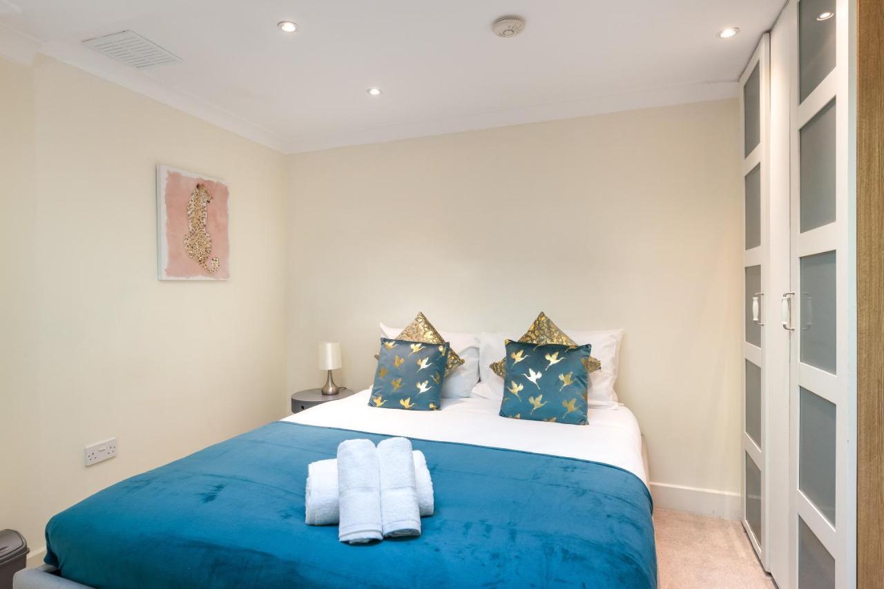 Stunning 3 Bed House With Garden Holiday home London