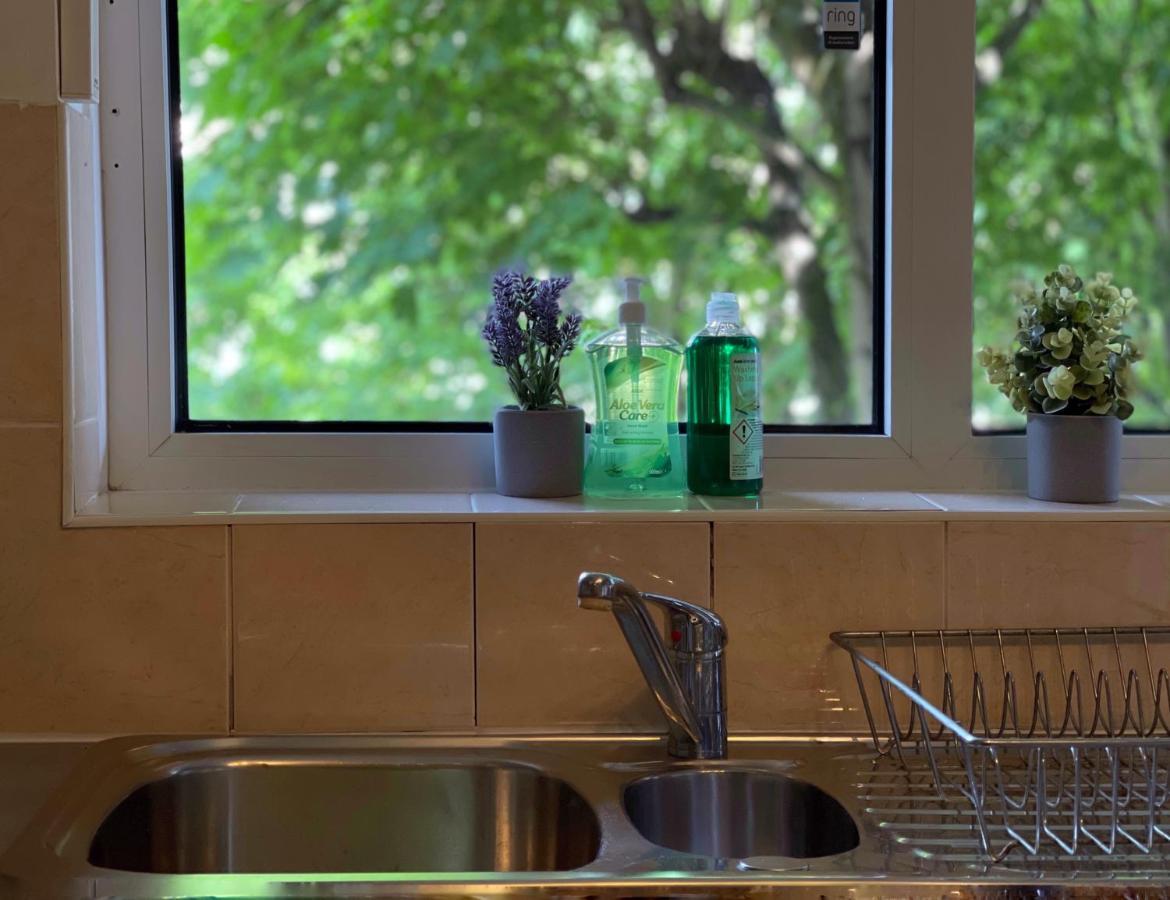 Noah's Place In Mile End Apartment *