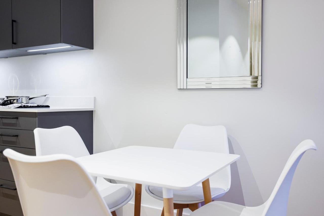 Apartment Luxury Spacious 2 Bed Apartment, - Sk London