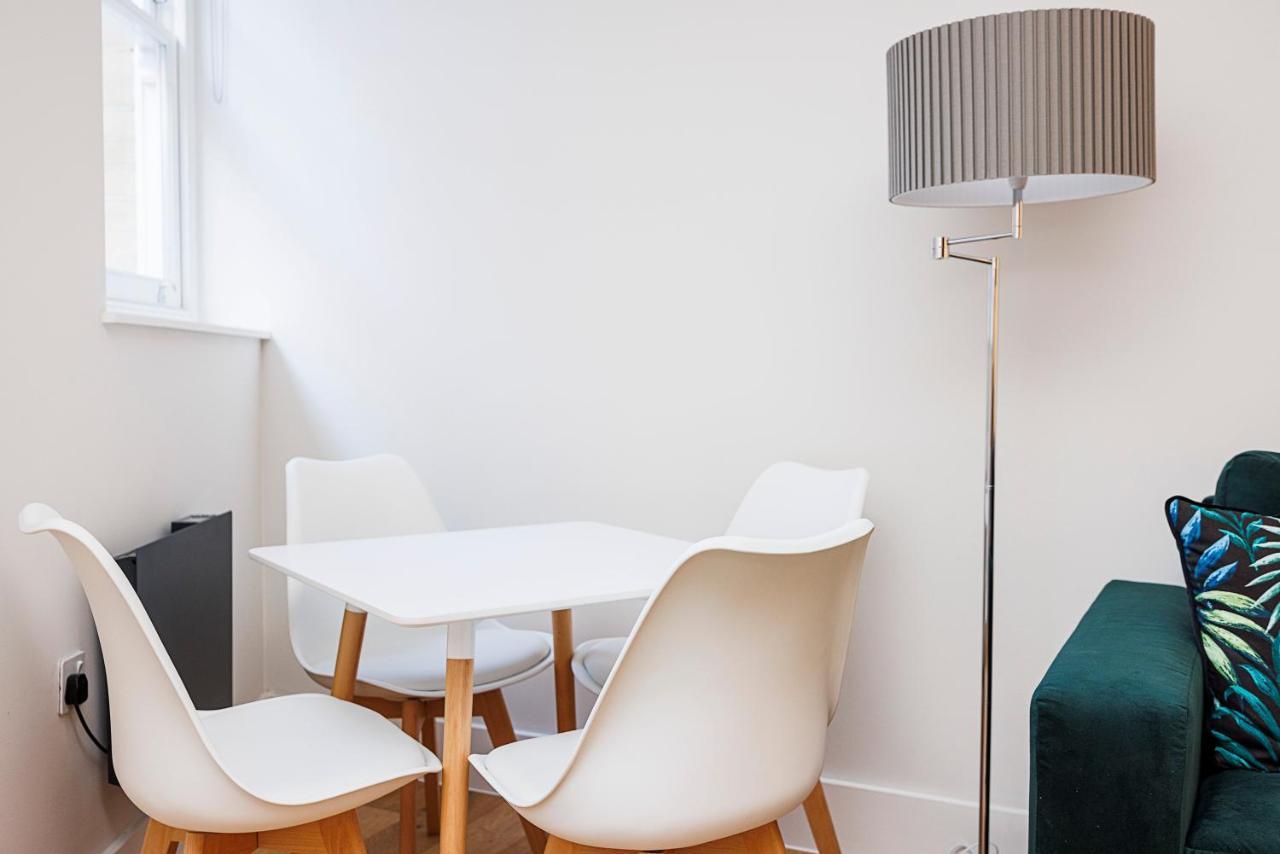 Apartment Luxury Spacious 2 Bed Apartment, - Sk London