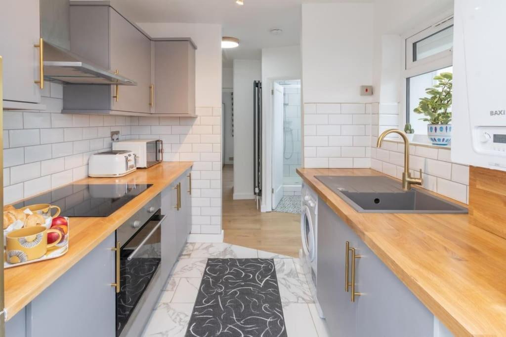 Modern - Accommodates 6 - Private Parking - 15min To Bridge, Eye And Charing Cross Apartamento Londres