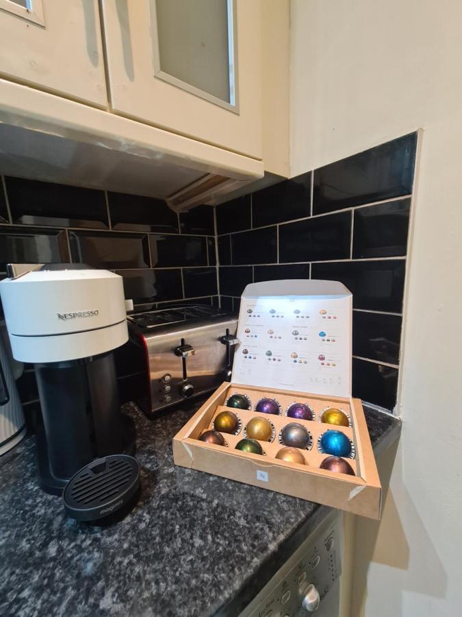 Rare Gem Close To Transport Links Apartment *