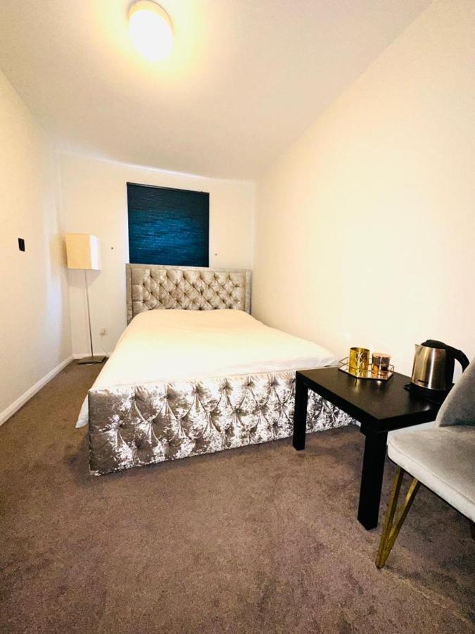 Apartment Shaftesbury Gardens London