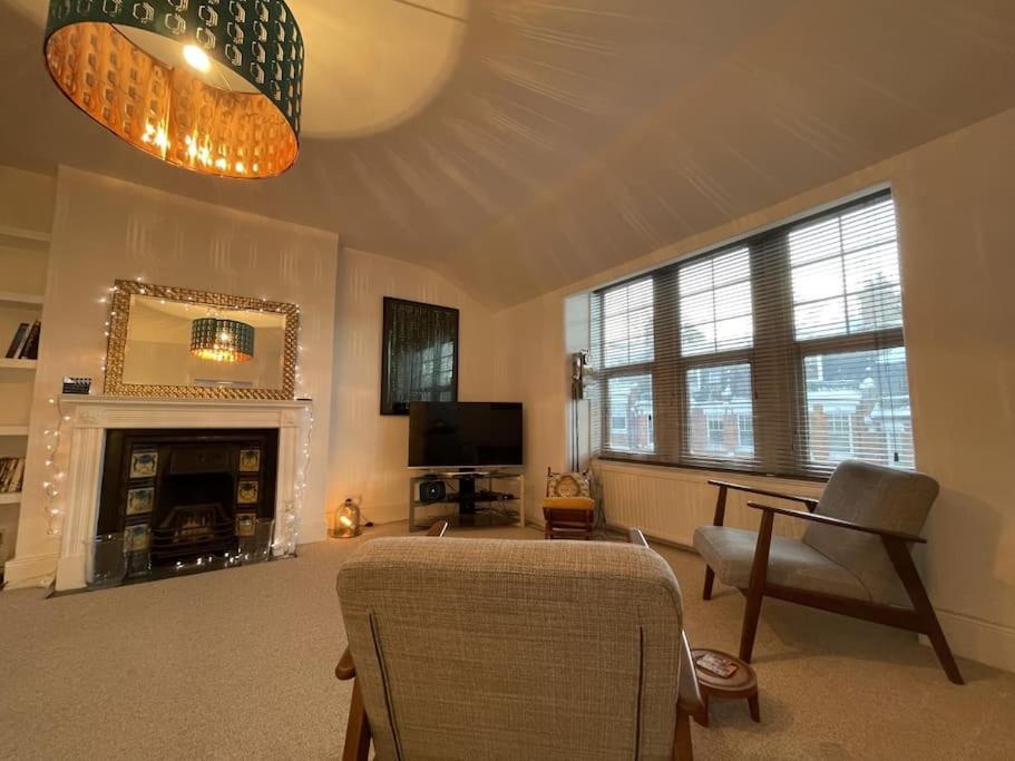 Spacious Two Bedroom Flat In Prestigious Highgate. Apartamento